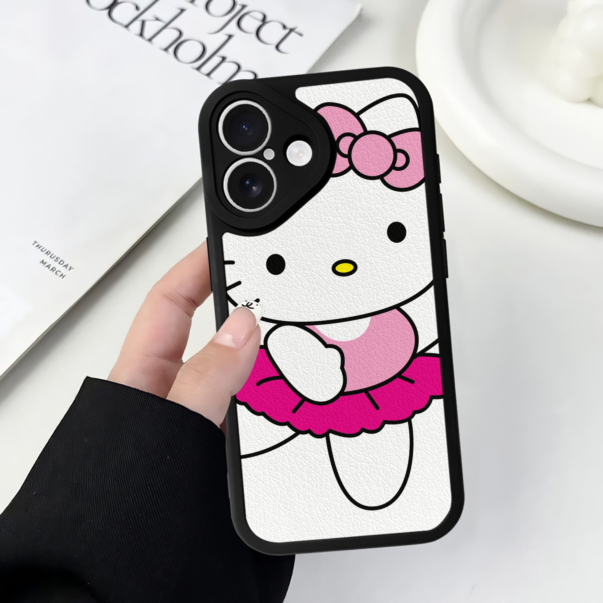 （画像用） Hello Kitty ハローキティ 【iPhone 16シリーズ対応】シリコンスマホケース（レザー調） 材質：シリコン